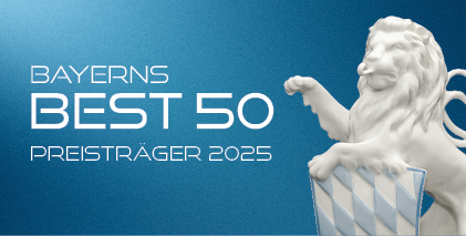 Weißer Löwe mit Schild auf blauem Hintergrund. Der Löwe hält ein Schild mit blau-weißen Rauten, daneben steht in weißer Schrift: ‚BAYERNS BEST 50 PREISTRÄGER 2025‘